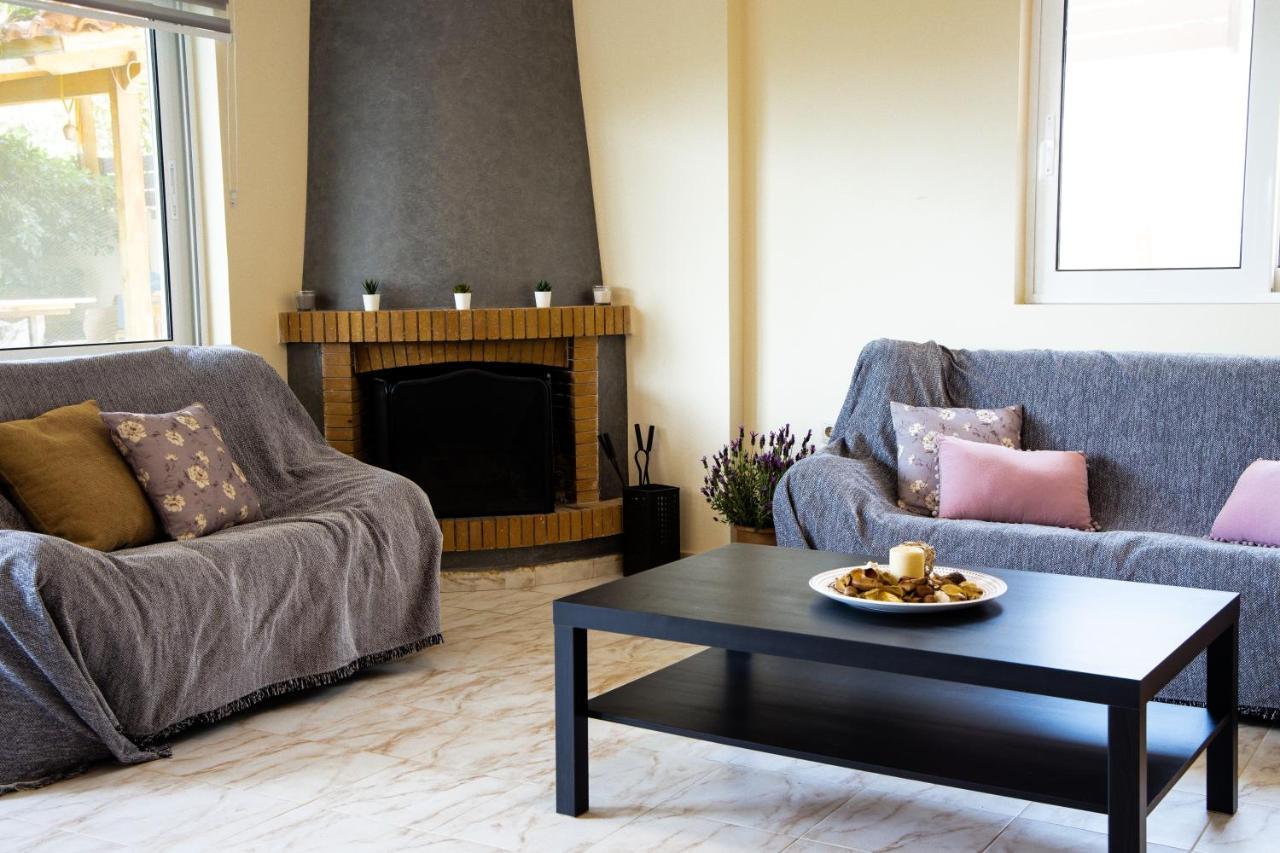 Apartment Relaxing Family House With Garden In Avra,